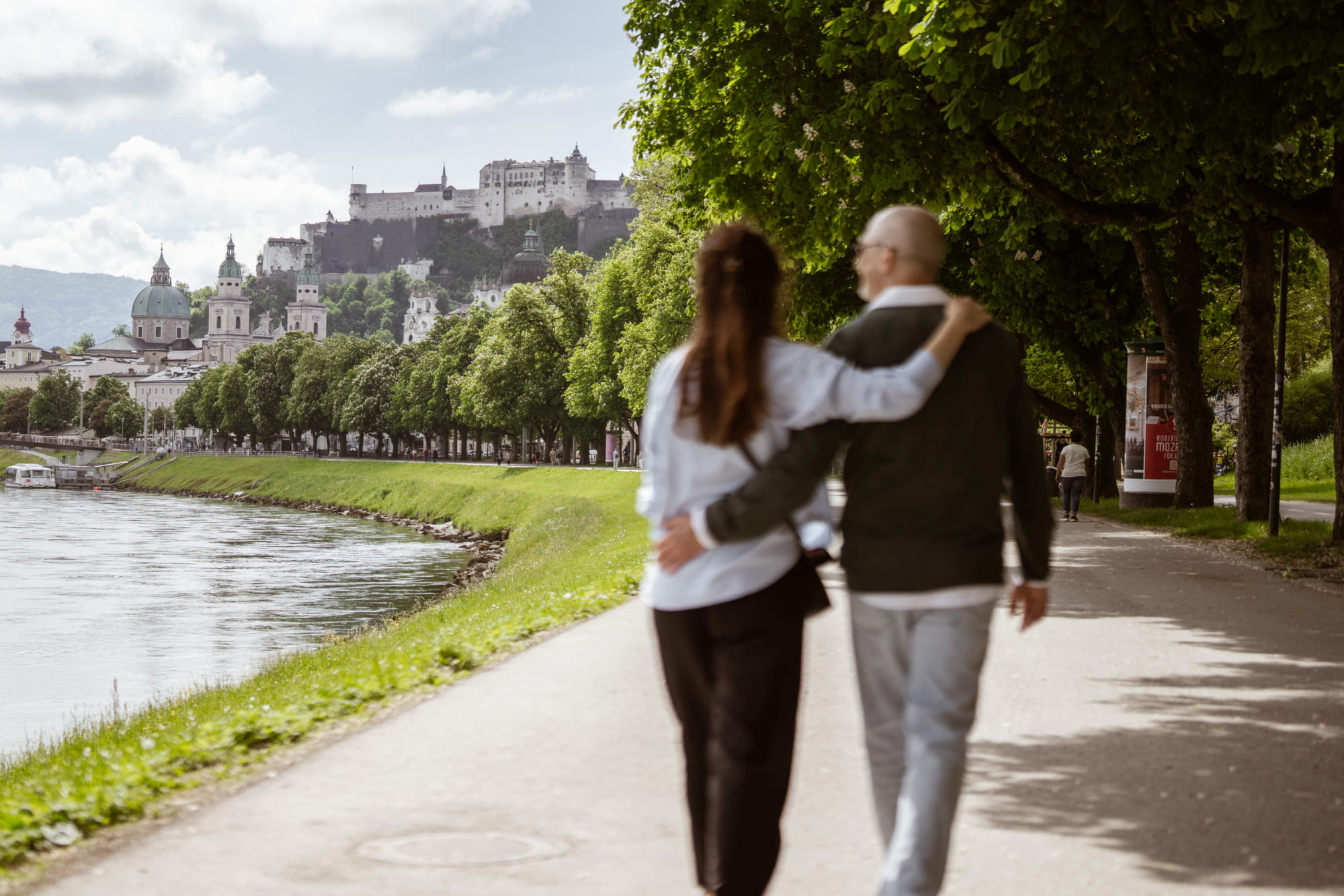 Spaziergang entlang der Salzach mit Blick auf die Altstadt und Festung Hohensalzburg