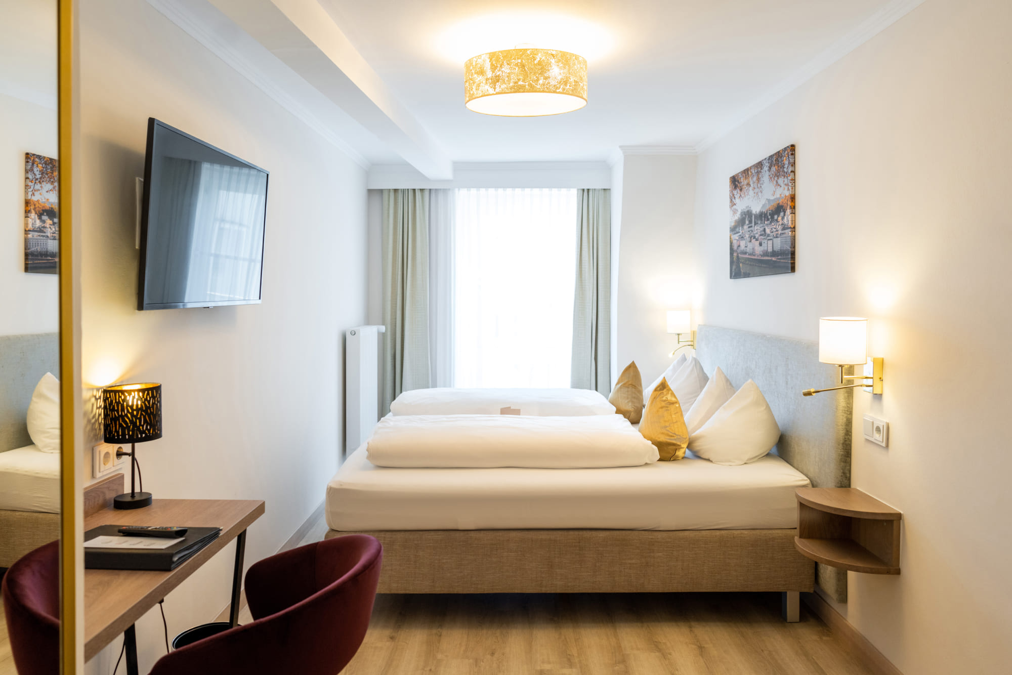 Modern eingerichtetes Doppelzimmer mit Bett und Schreibtisch in der Trumer Stube