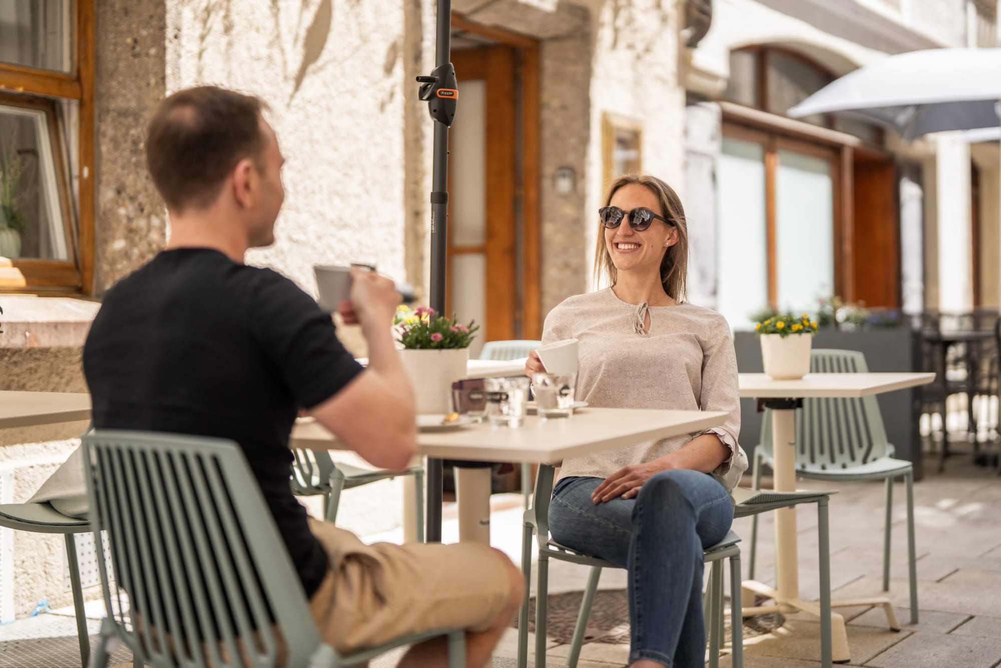 Paar auf der Terrasse vor dem Hotel Trumer Stube inmitten der Salzburger Altstadt