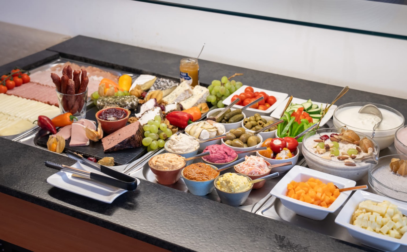 Fr&uuml;hst&uuml;cksbuffet mit frischen Produkten und regionalen Zutaten