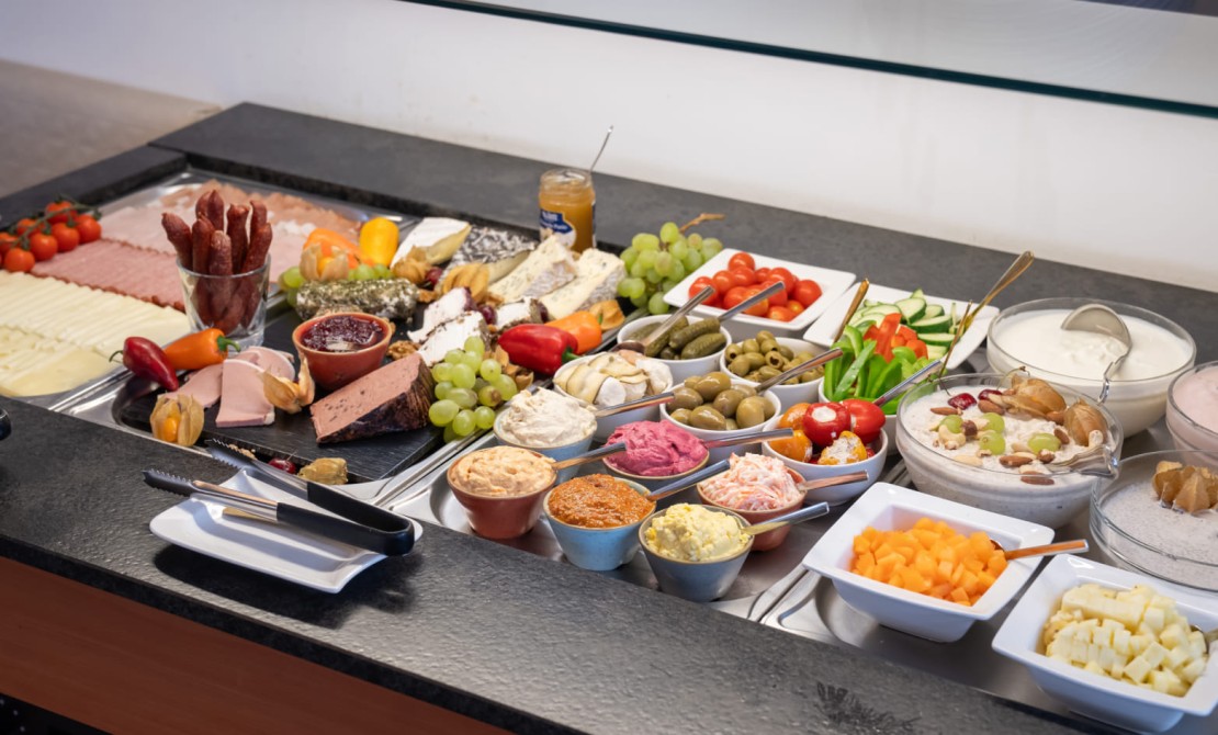 Fr&uuml;hst&uuml;cksbuffet mit frischen Produkten und regionalen Zutaten