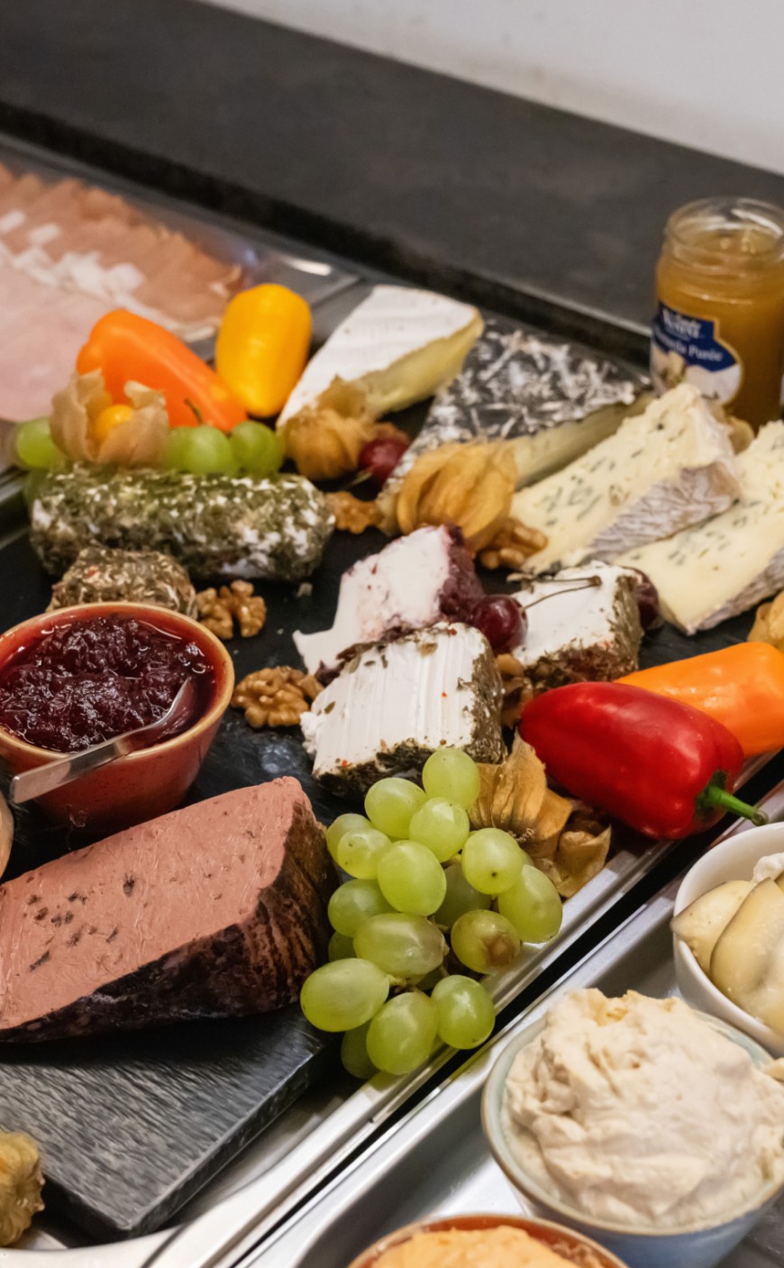 Regionale K&auml;se- und Delikatessenauswahl zum Fr&uuml;hst&uuml;ck