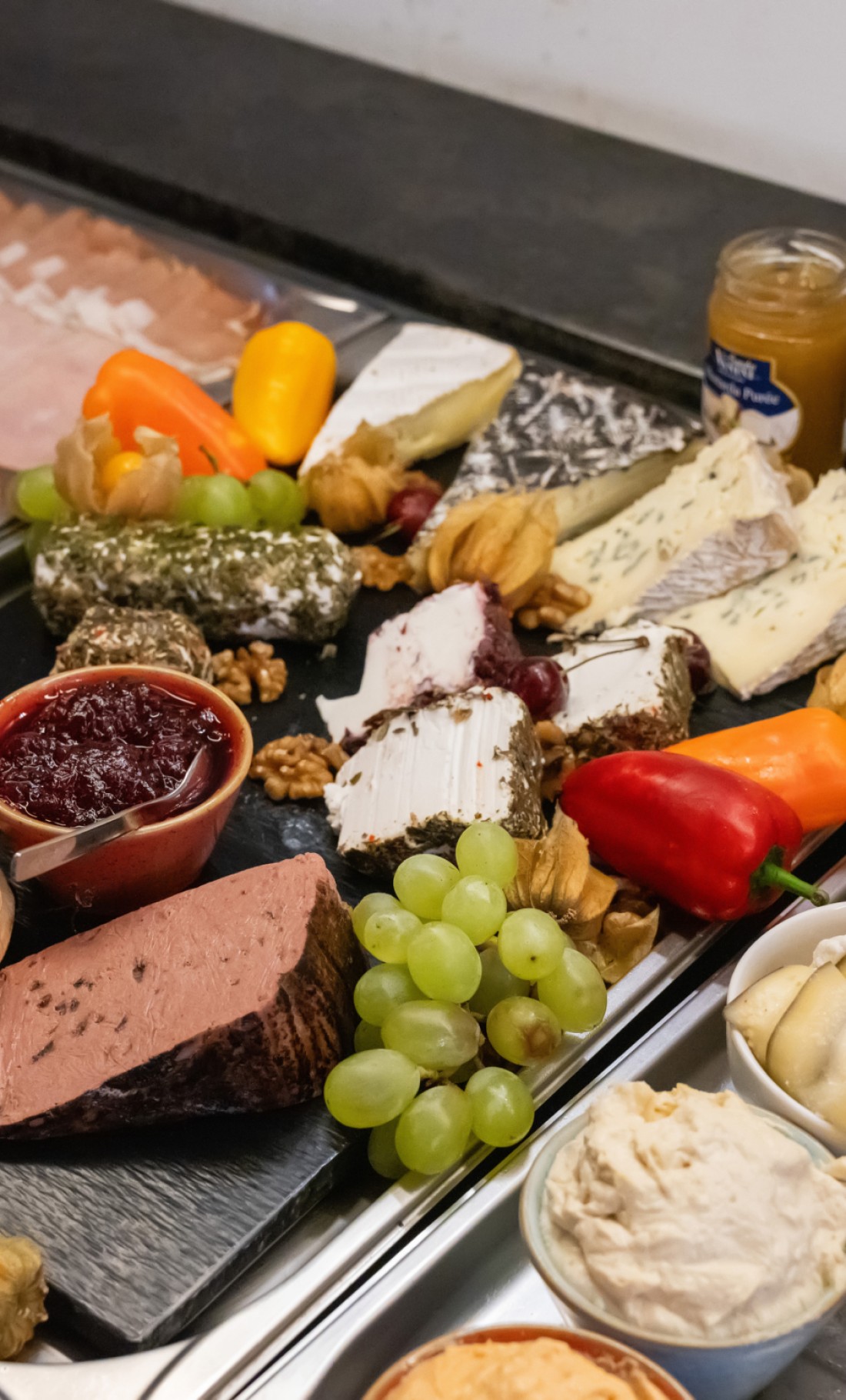 Regionale K&auml;se- und Delikatessenauswahl zum Fr&uuml;hst&uuml;ck