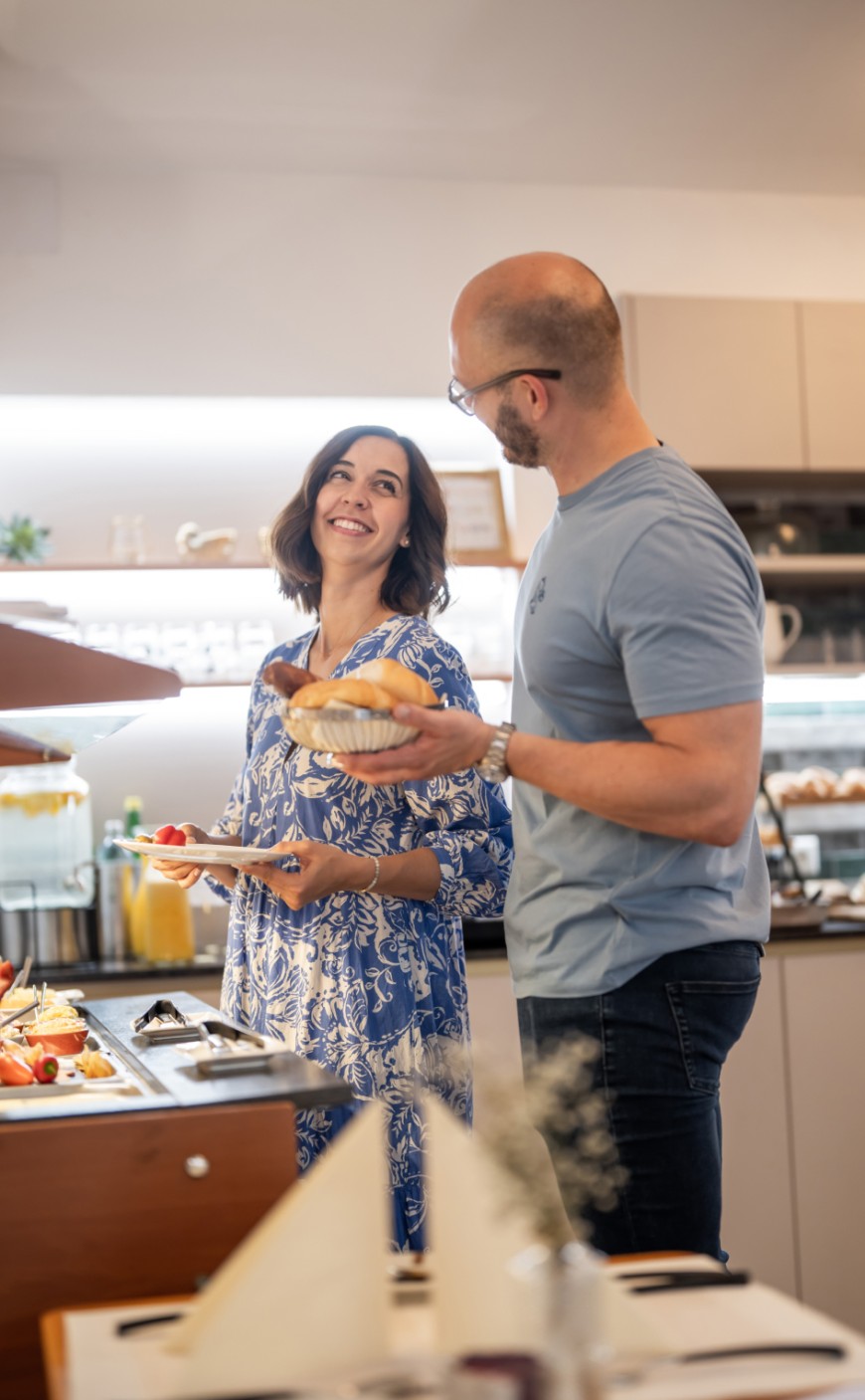 Frisches Geb&auml;ck und regionale K&ouml;stlichkeiten am Morgen