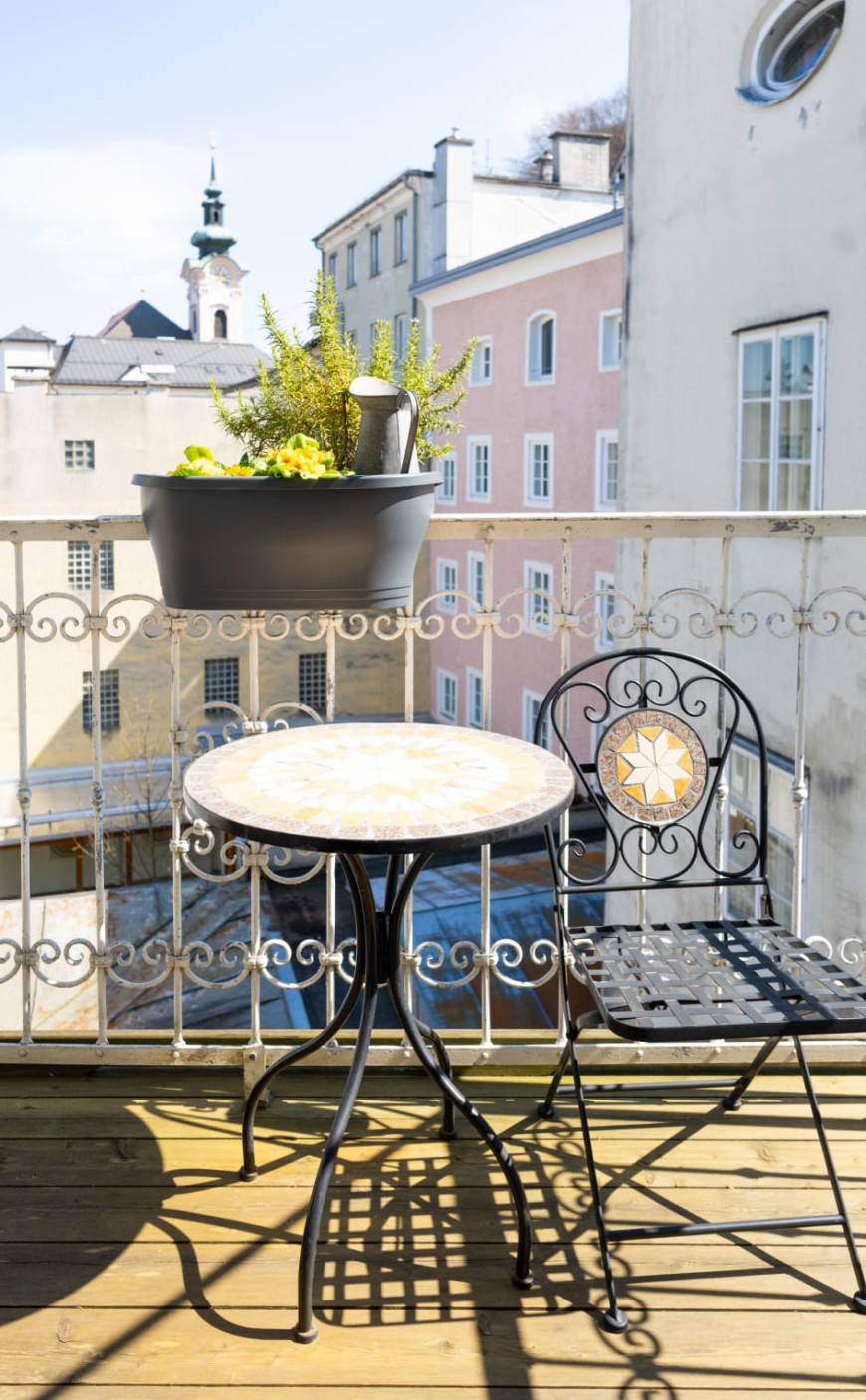 Balkon mit Blick &uuml;ber die D&auml;cher von Salzburg