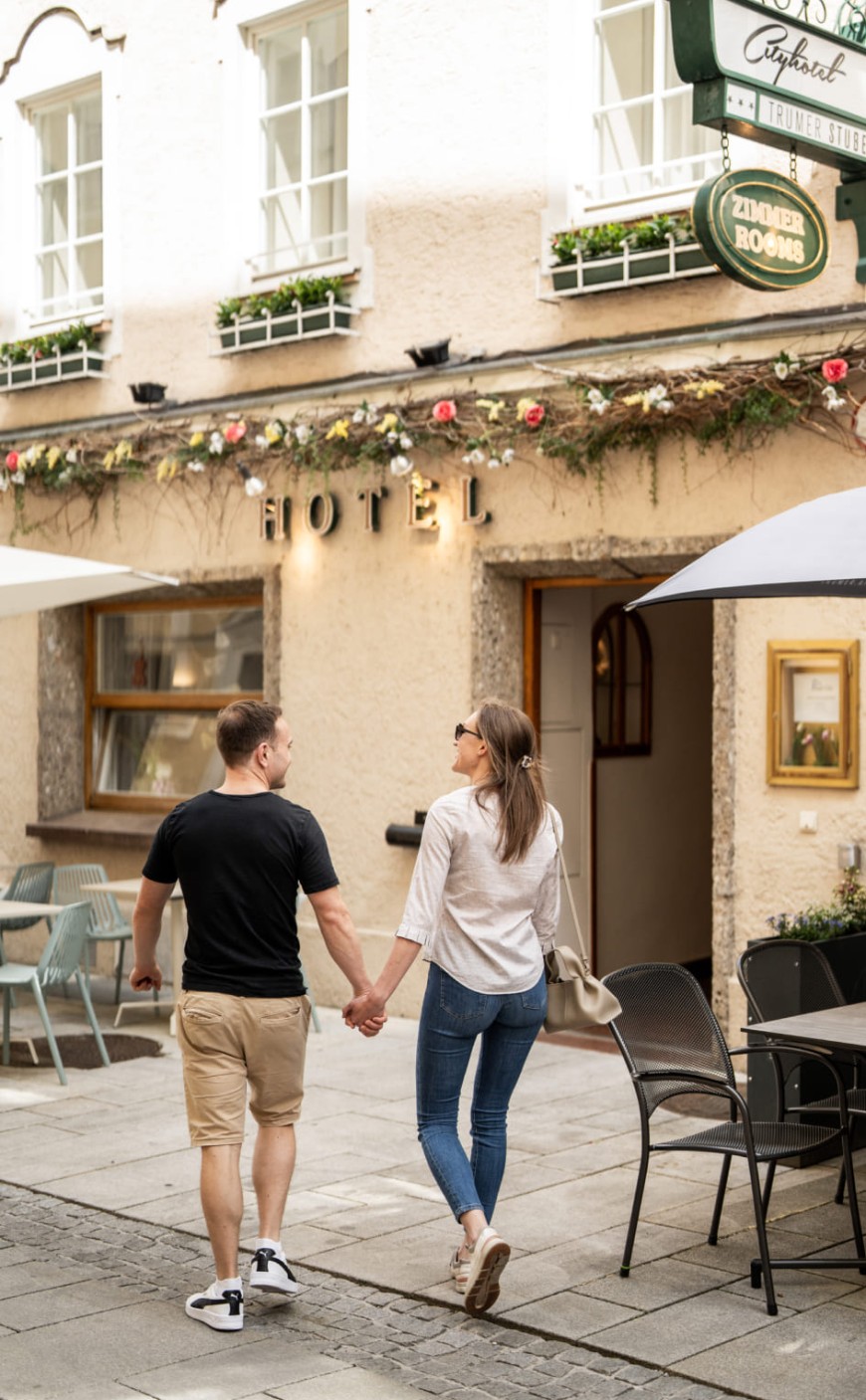 Paar vor dem Hotel Trumer Stube in der Salzburger Altstadt