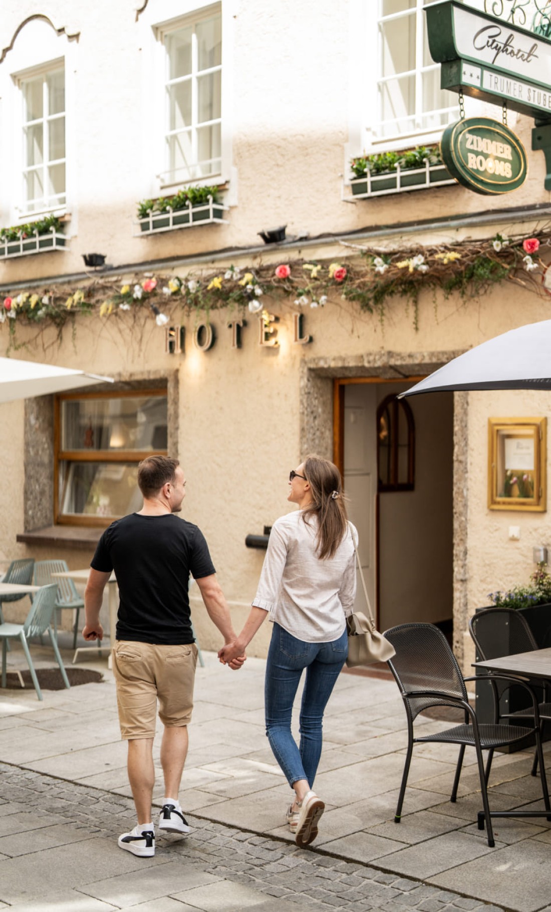 Paar vor dem Hotel Trumer Stube in der Salzburger Altstadt
