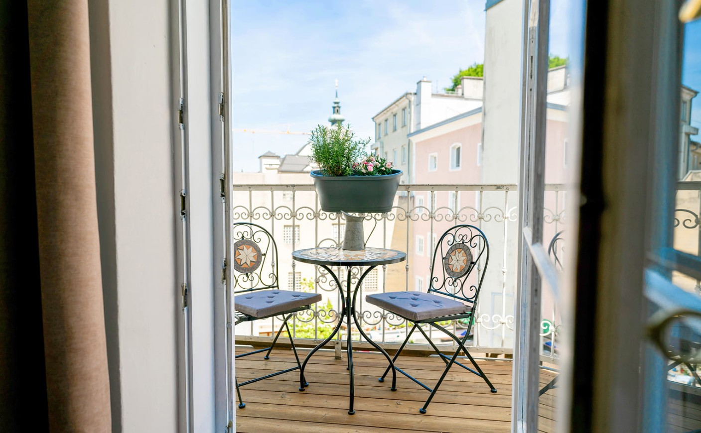 Zimmer mit Balkon und Blick &uuml;ber Salzburg