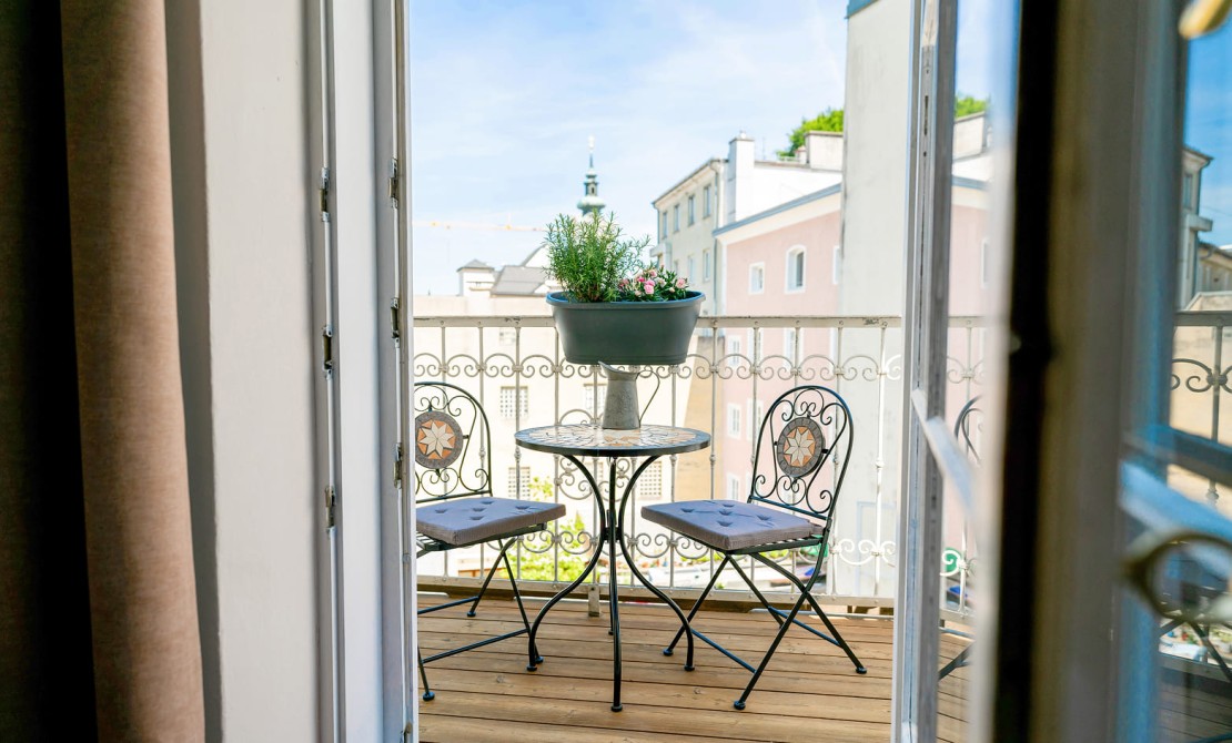 Zimmer mit Balkon und Blick &uuml;ber Salzburg