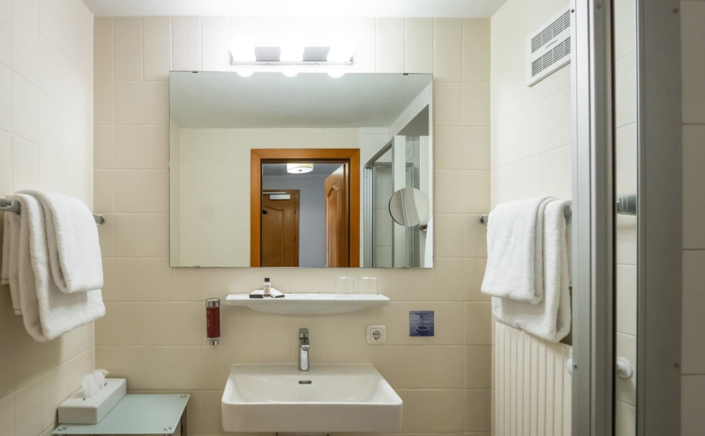 Modernes Badezimmer mit gro&szlig;z&uuml;gigem Waschtisch