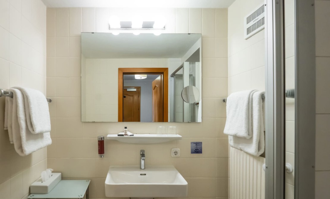 Modernes Badezimmer mit gro&szlig;z&uuml;gigem Waschtisch