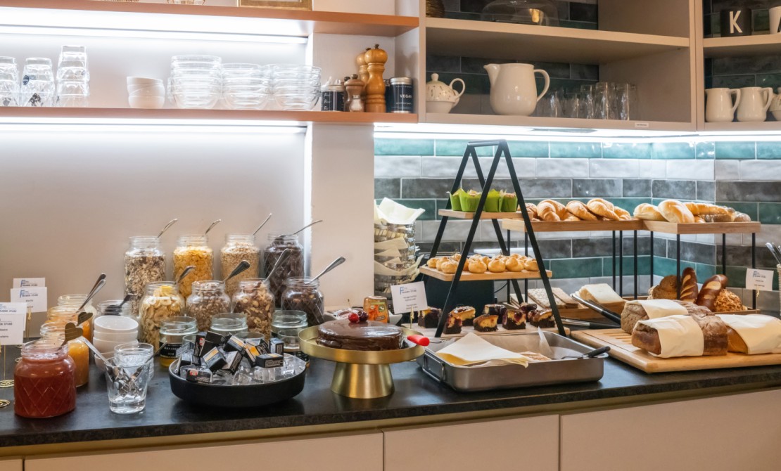 Fr&uuml;hst&uuml;cksbuffet mit Brot, Geb&auml;ck und hausgemachten K&ouml;stlichkeiten