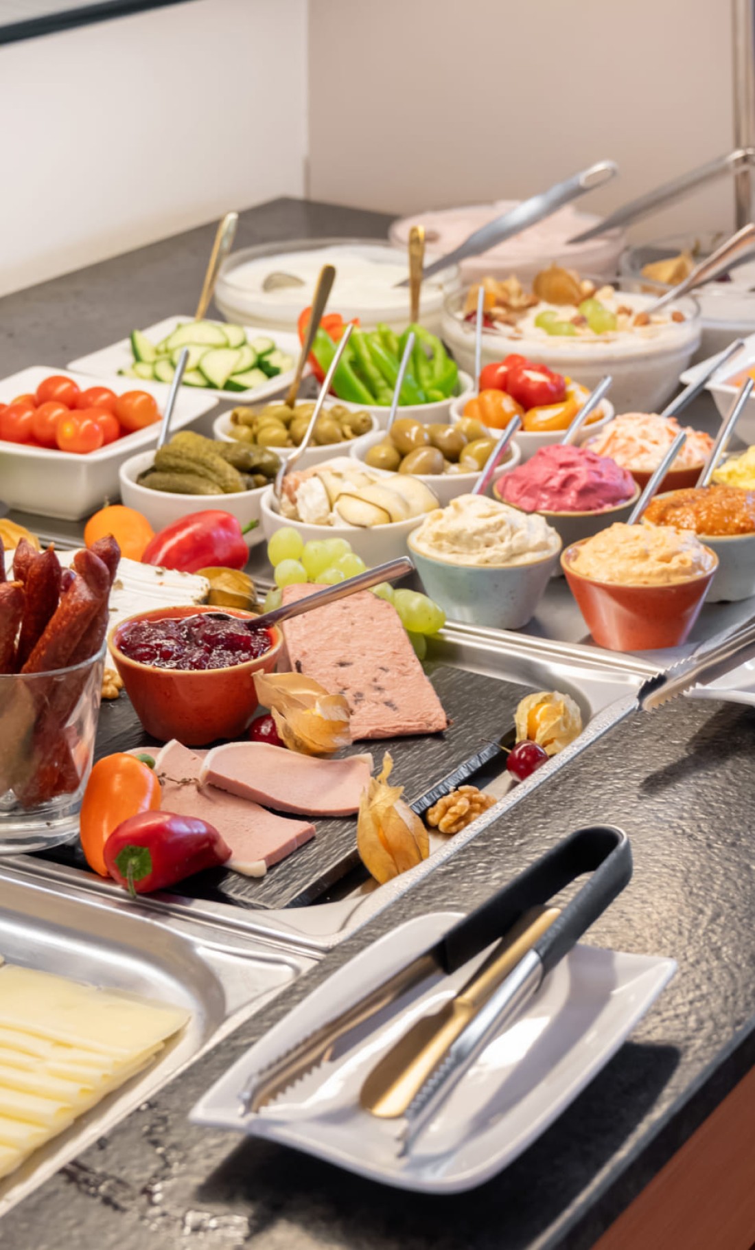 Fr&uuml;hst&uuml;cksbuffet mit regionalen Spezialit&auml;ten und frischen Zutaten