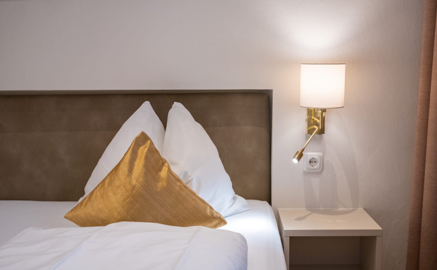 Liebevolle Details am Bett im Doppelzimmer Economy