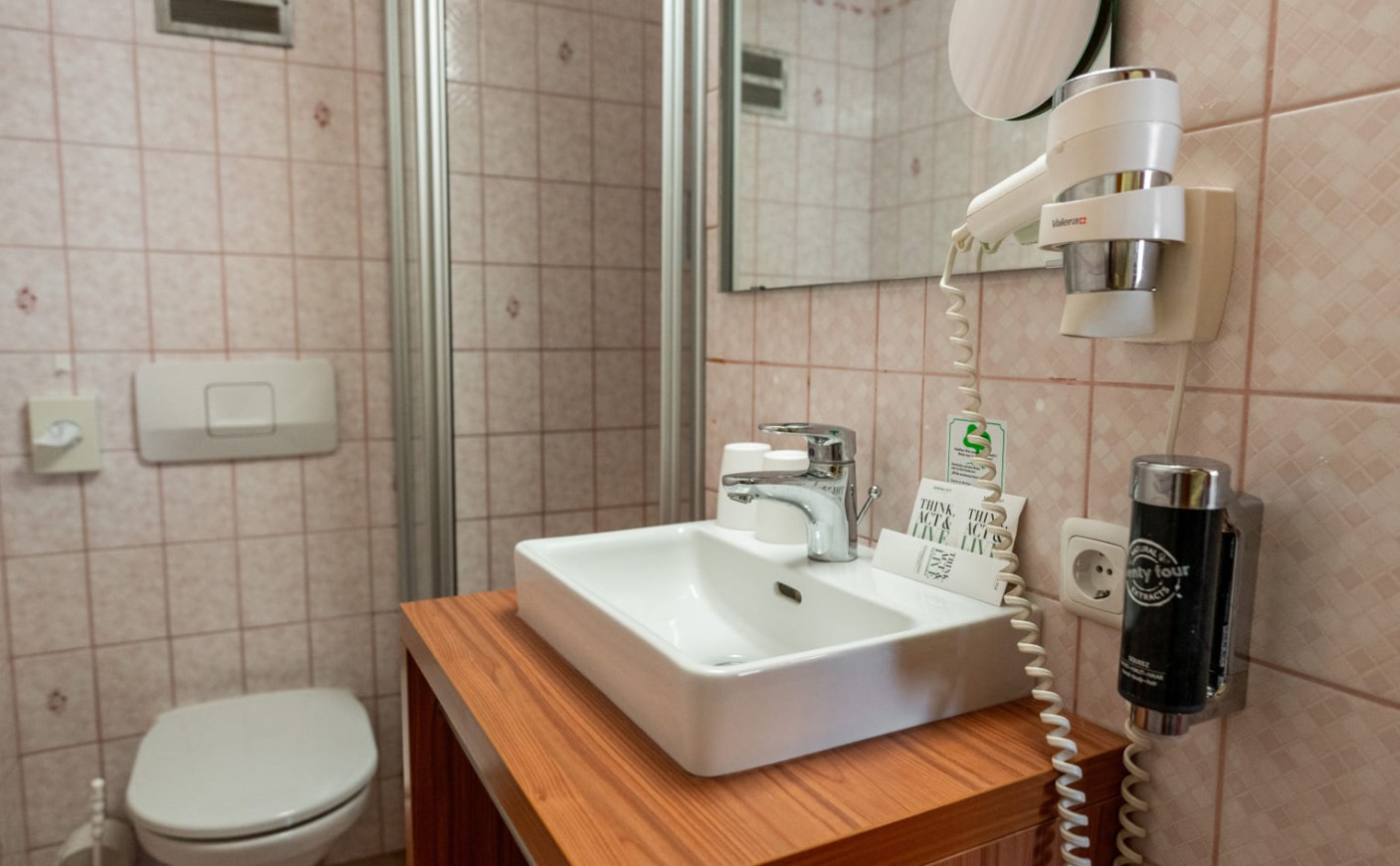 Badezimmer mit Dusche und Waschtisch im Doppelzimmer Premium