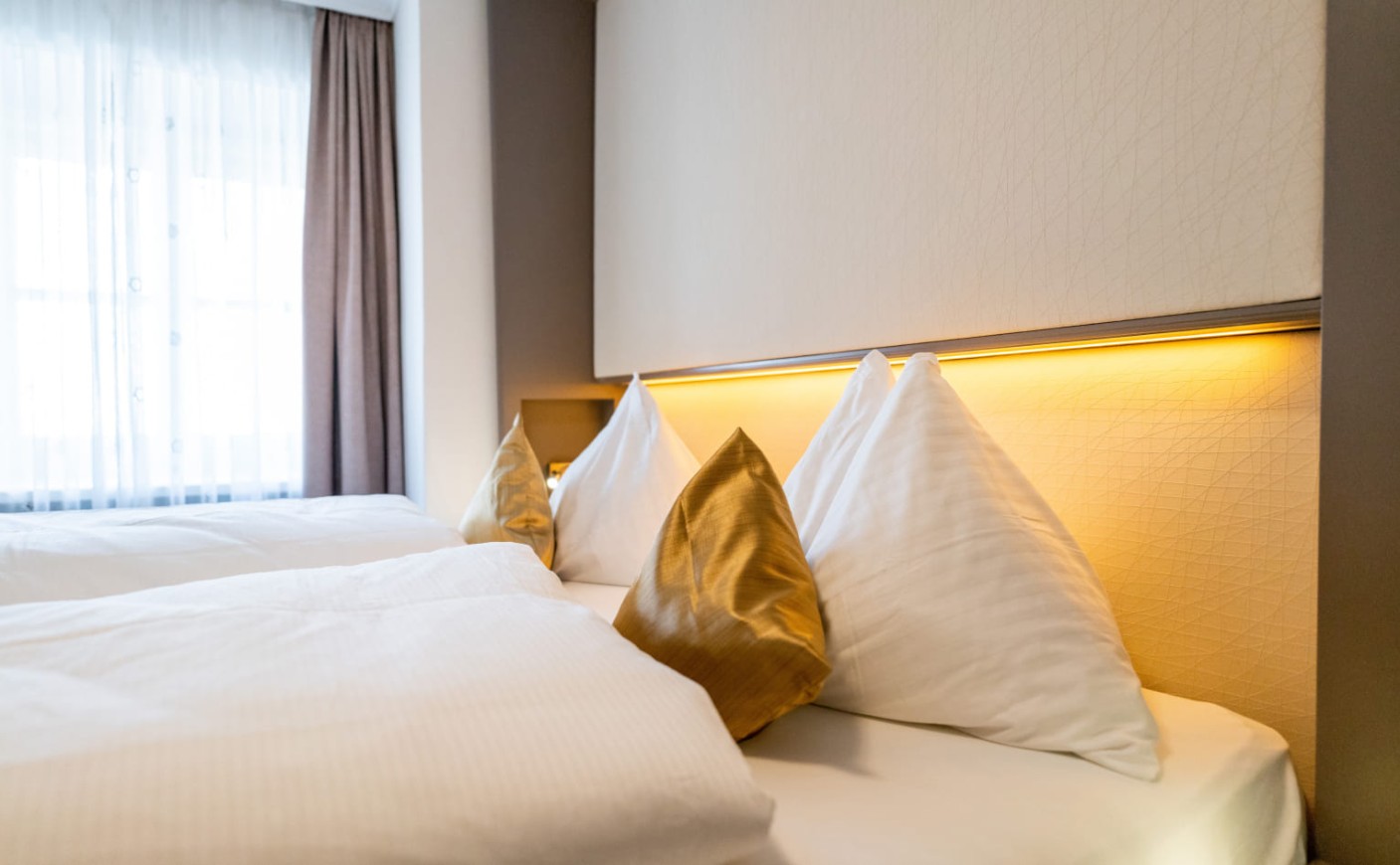 Gem&uuml;tliche Schlafatmosph&auml;re im Doppelzimmer Premium der Trumer Stube Salzburg