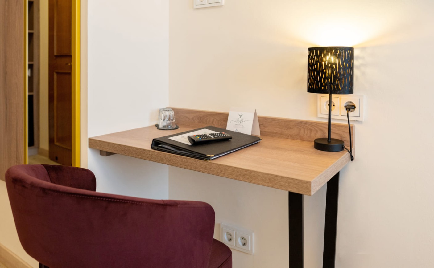 Schreibtisch im Doppelzimmer Premium der Trumer Stube Salzburg