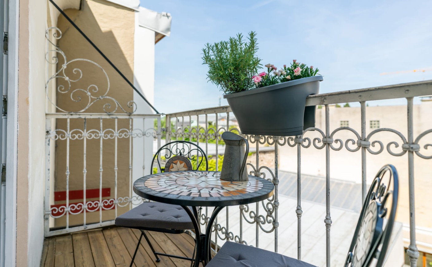 Balkon im Doppelzimmer Premium mit Sitzgelegenheit und Blick in die Salzburger Altstadt