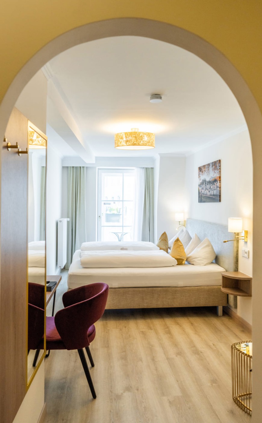 Blick durch den Rundbogen in das Doppelzimmer Premium der Trumer Stube Salzburg