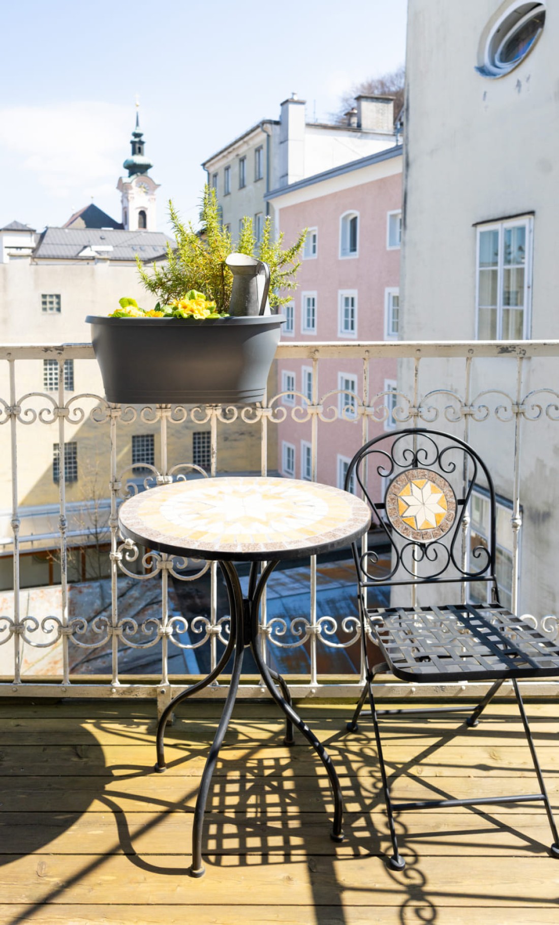 Balkon im Doppelzimmer Premium mit Sitzgelegenheit und Blick auf die Salzburger Altstadt