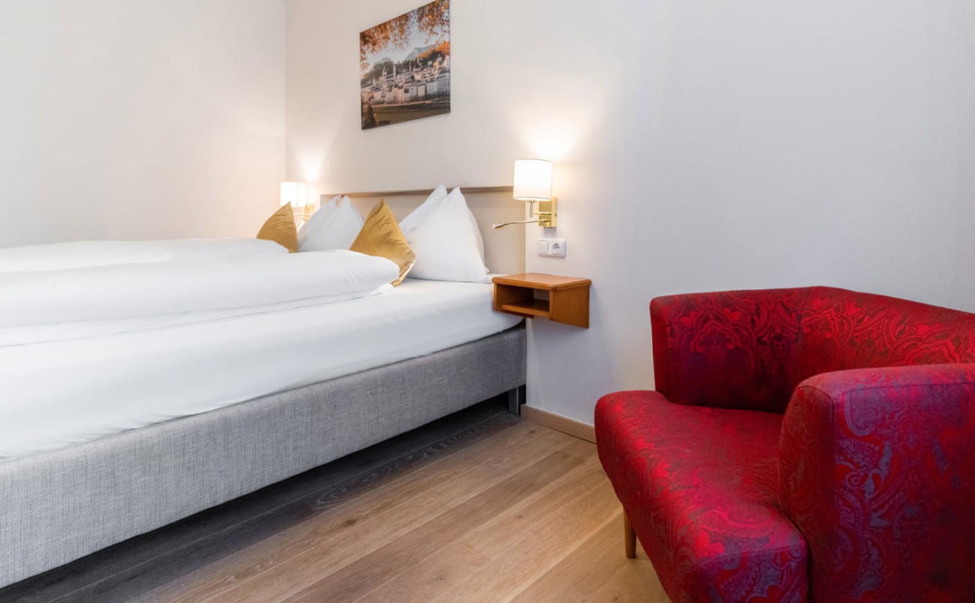 Gem&uuml;tliche Sitzecke und komfortables Doppelbett
