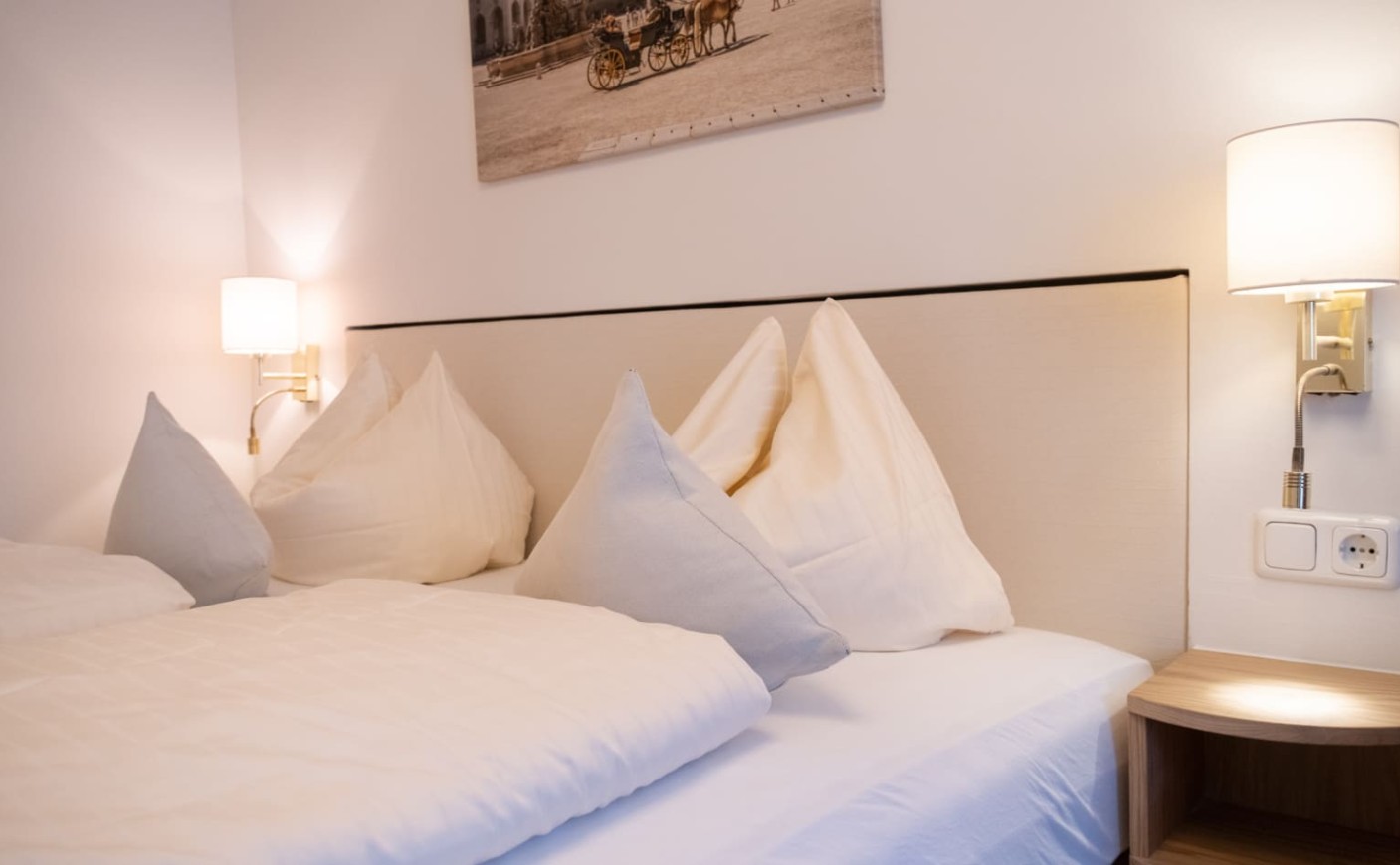 Detailaufnahme von Doppelbett und Nachttisch im Doppelzimmer Premium