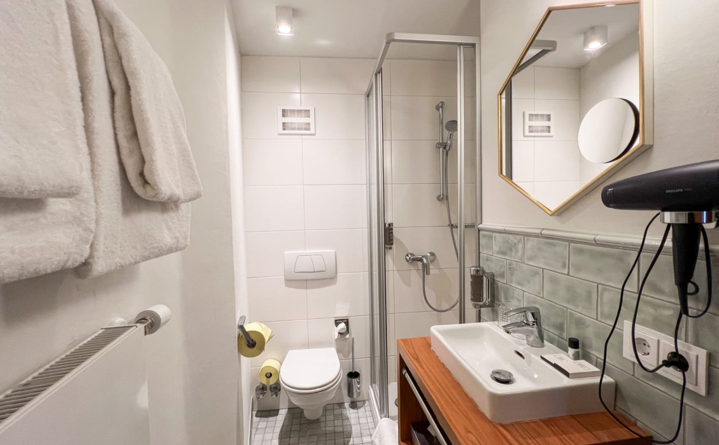 Badezimmer mit Dusche und Waschtisch im Doppelzimmer Standard