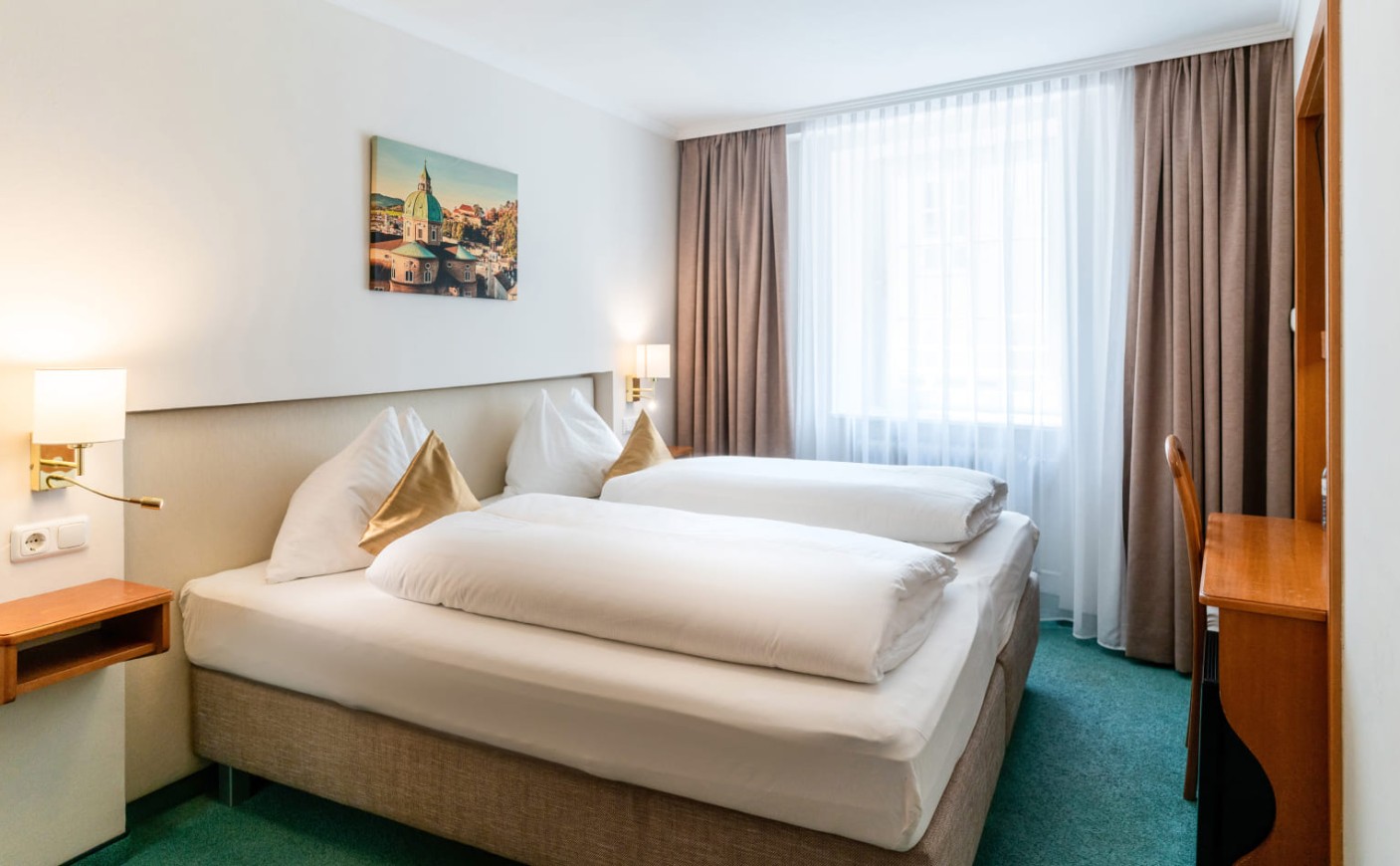 Helles Doppelzimmer Standard mit gem&uuml;tlichem Doppelbett und gro&szlig;en Fenstern