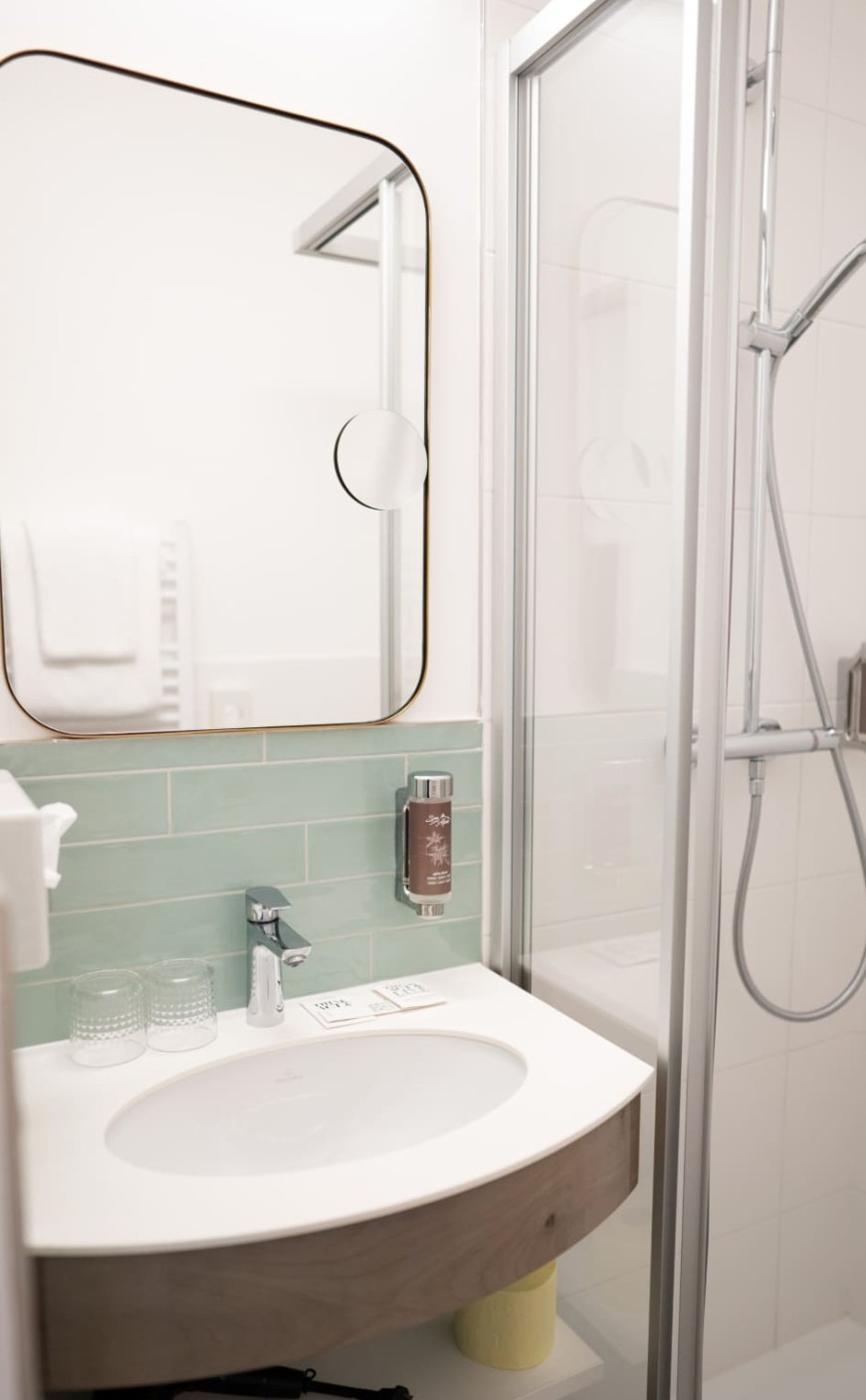 Badezimmer mit Dusche und Waschtisch im Doppelzimmer Standard