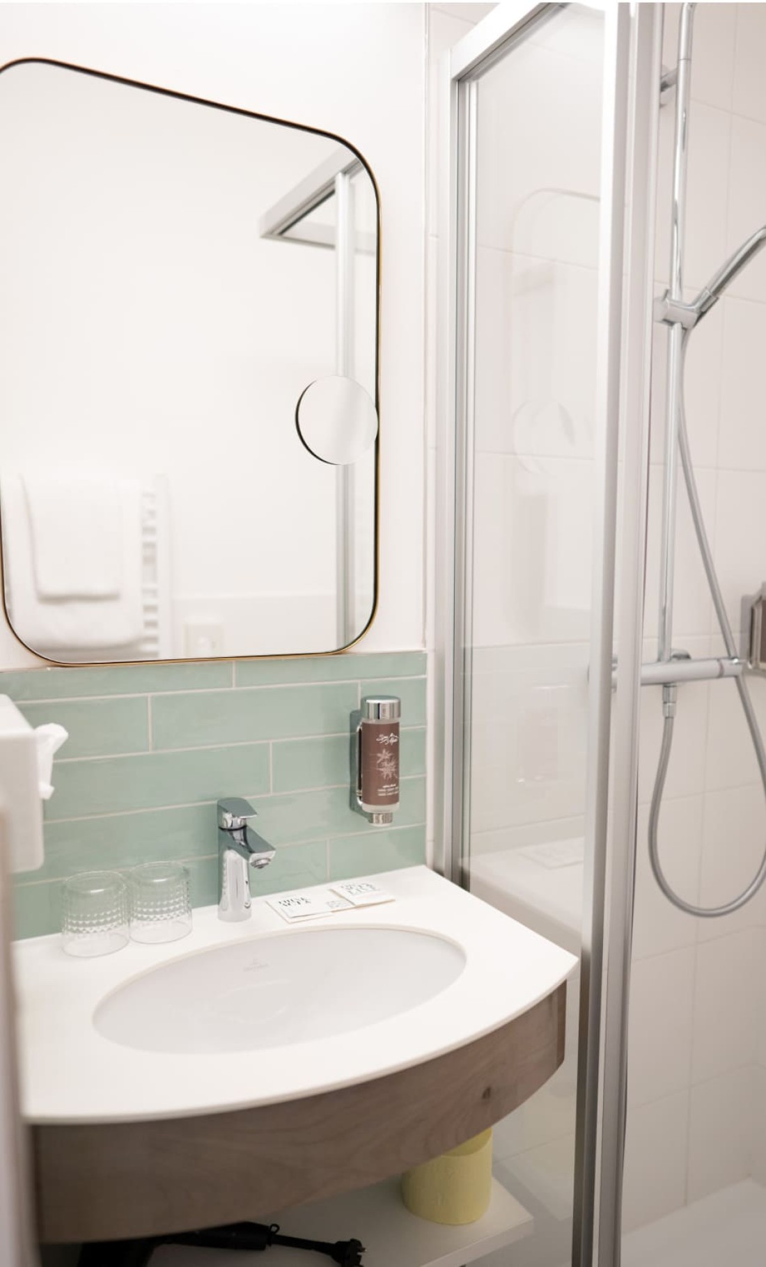 Badezimmer mit Dusche und Waschtisch im Doppelzimmer Standard