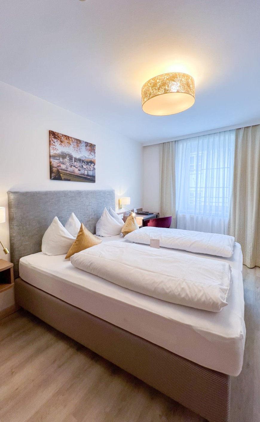 Doppelzimmer Standard in der Trumer Stube Salzburg mit gem&uuml;tlichem Doppelbett
