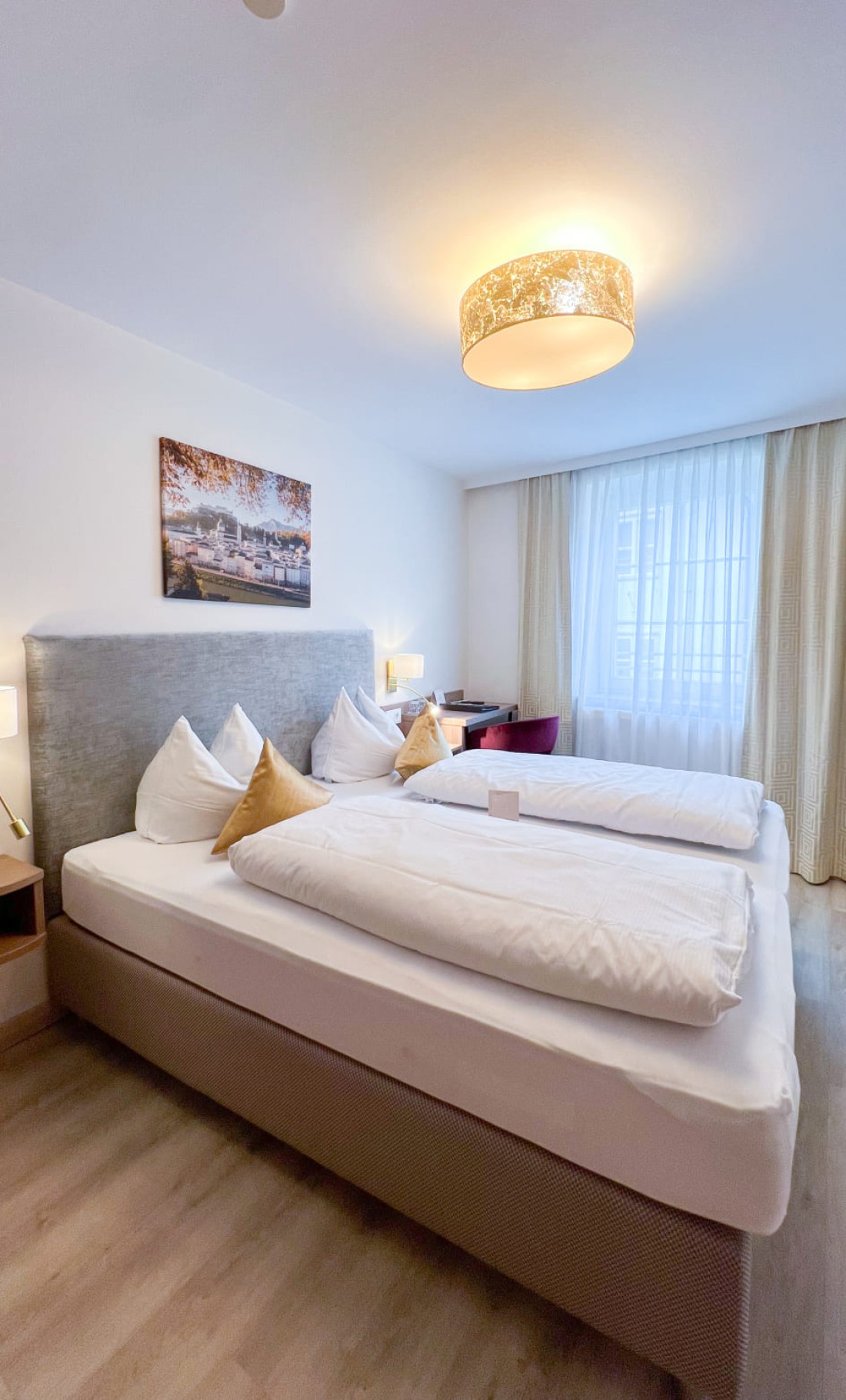 Doppelzimmer Standard in der Trumer Stube Salzburg mit gem&uuml;tlichem Doppelbett
