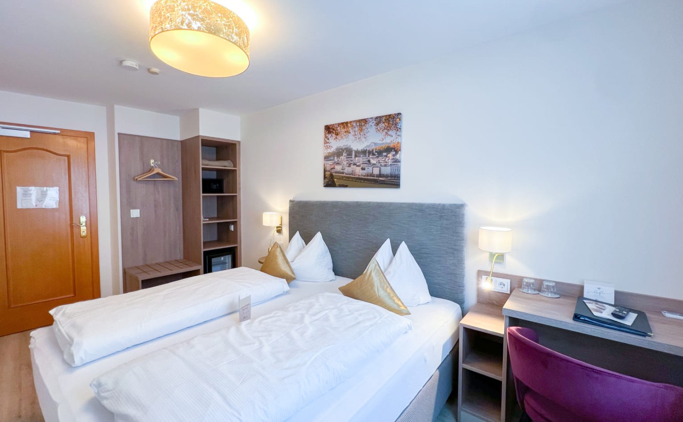 Doppelzimmer Standard mit Schreibtisch und wohnlichem Ambiente in der Salzburger Altstadt