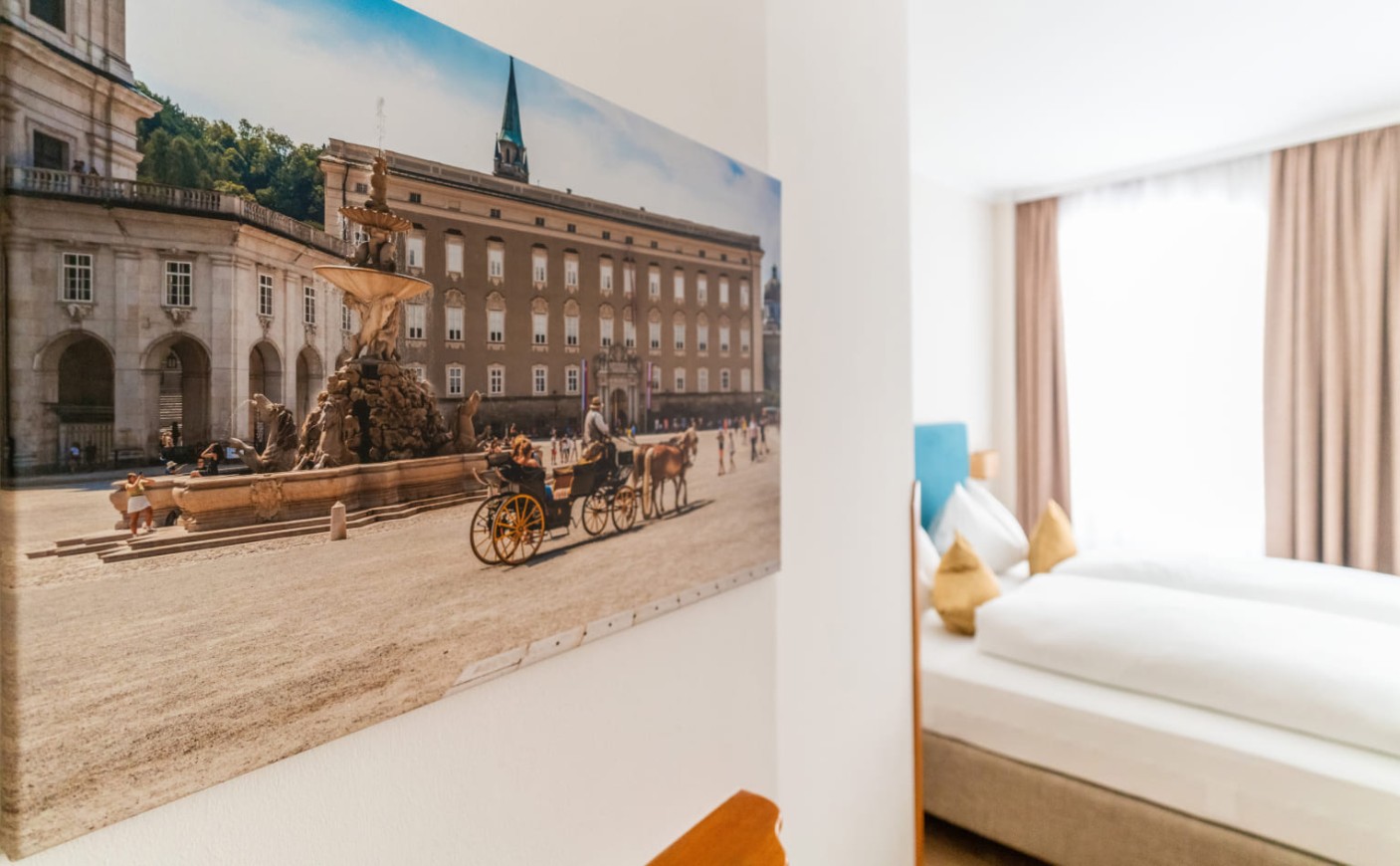 Salzburger Altstadtmotiv und Blick in das Dreibettzimmer der Trumer Stube