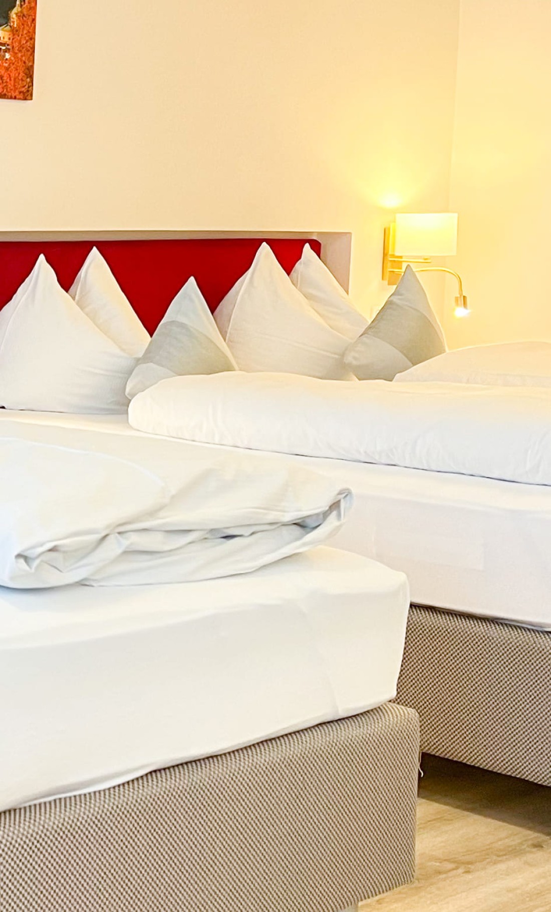 Gem&uuml;tliche Schlafatmosph&auml;re im Vierbettzimmer der Trumer Stube Salzburg