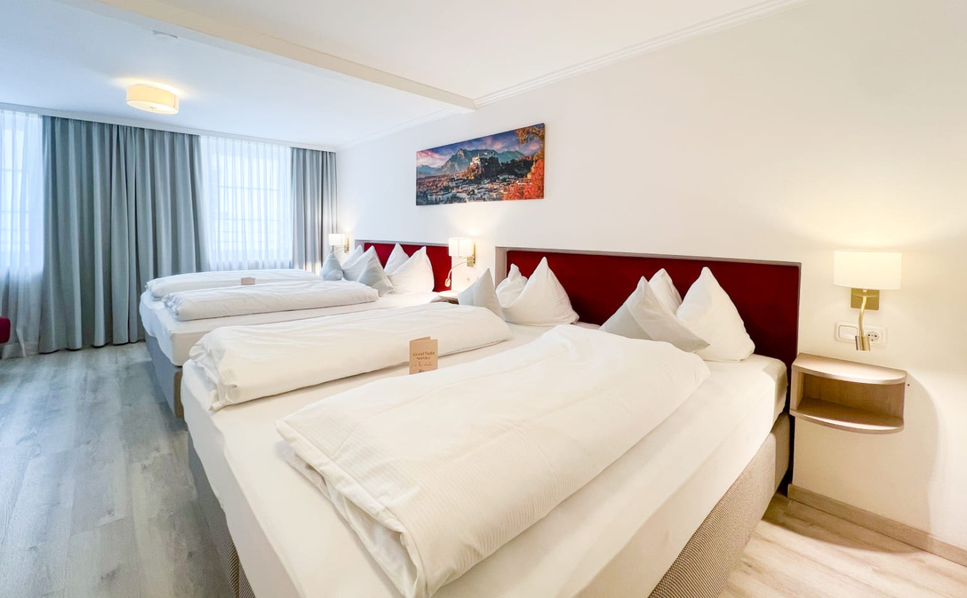 Vierbettzimmer in der Trumer Stube Salzburg mit viel Platz f&uuml;r gemeinsame Tage