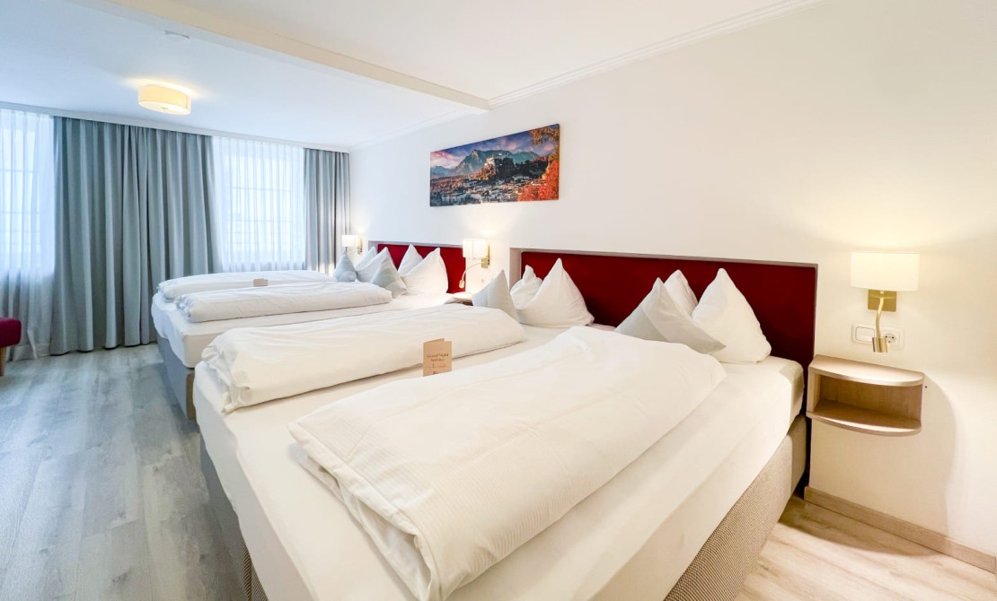Vierbettzimmer in der Trumer Stube Salzburg mit viel Platz f&uuml;r gemeinsame Tage