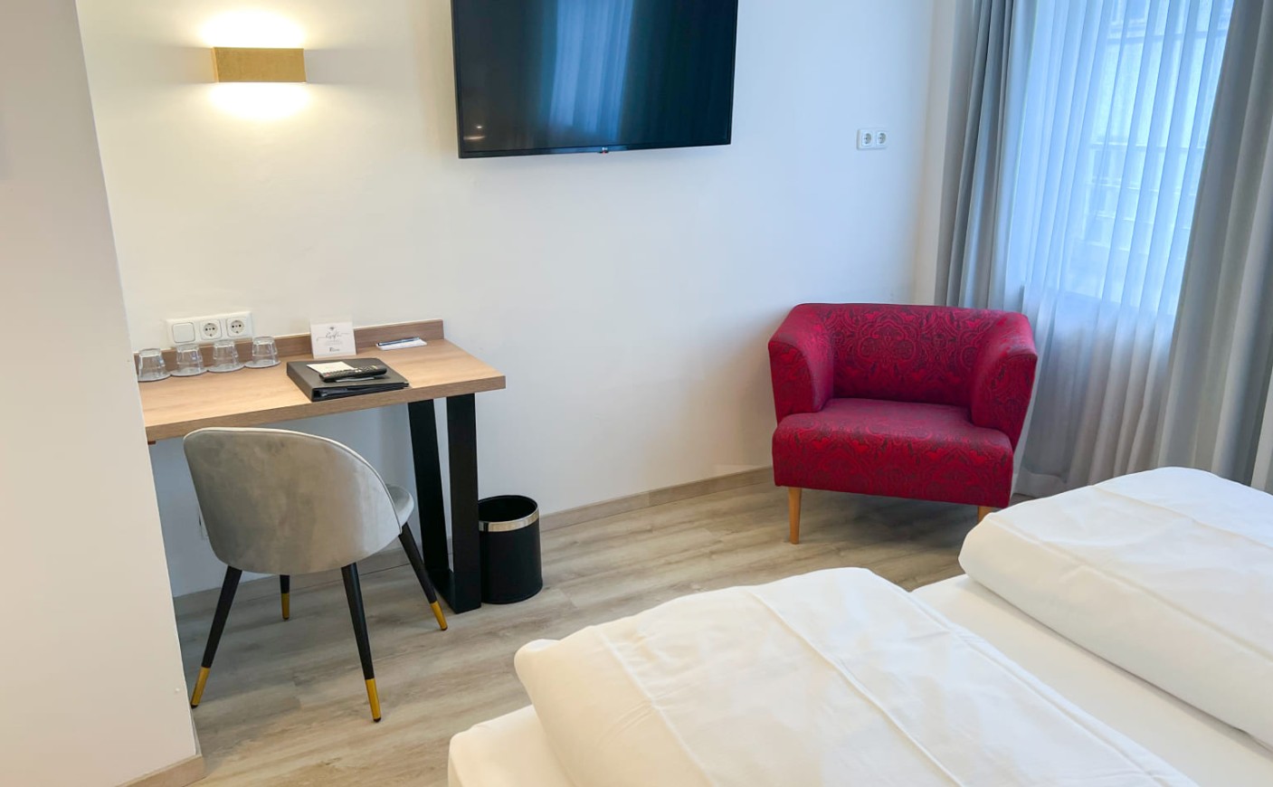 Sitzecke mit Schreibtisch und TV im Vierbettzimmer