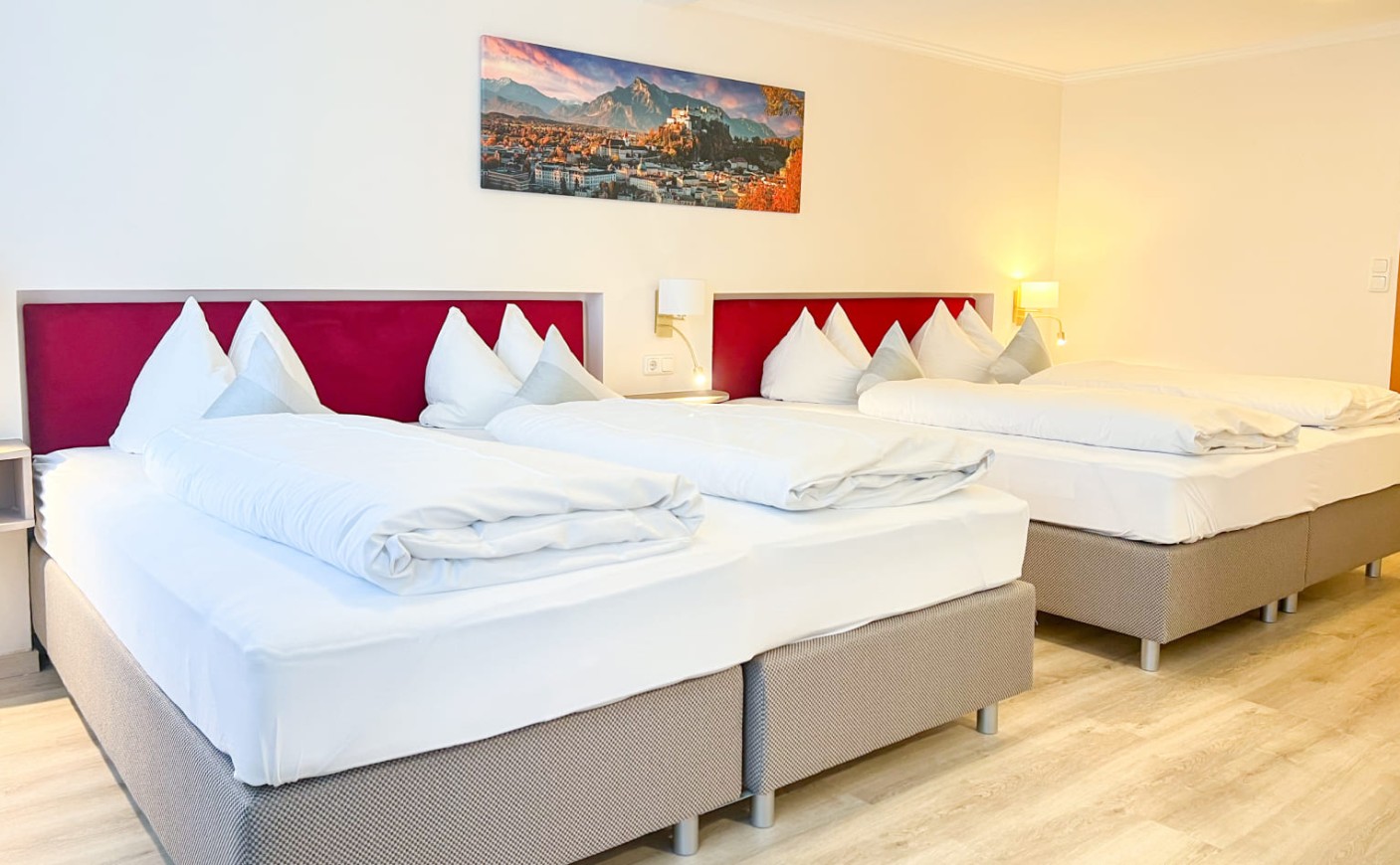 Vierbettzimmer in der Trumer Stube Salzburg mit vier komfortablen Betten 