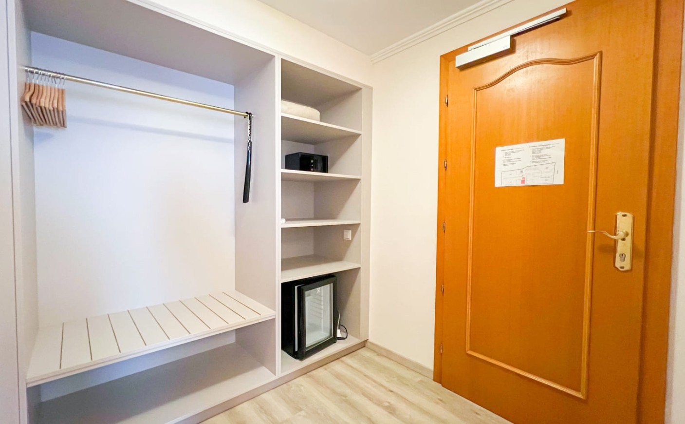 Eingangsbereich mit Garderobe und Stauraum im Vierbettzimmer