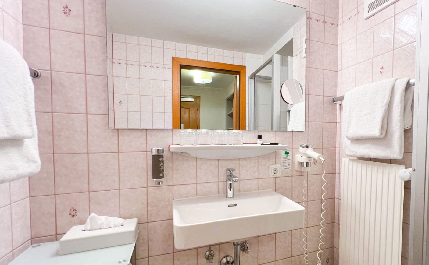 Badezimmer im Vierbettzimmer der Trumer Stube Salzburg